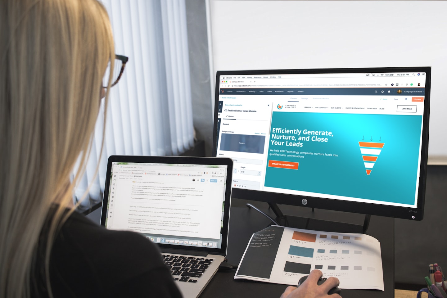 Professionel arbejder på bærbar og skærm med brand guidelines.